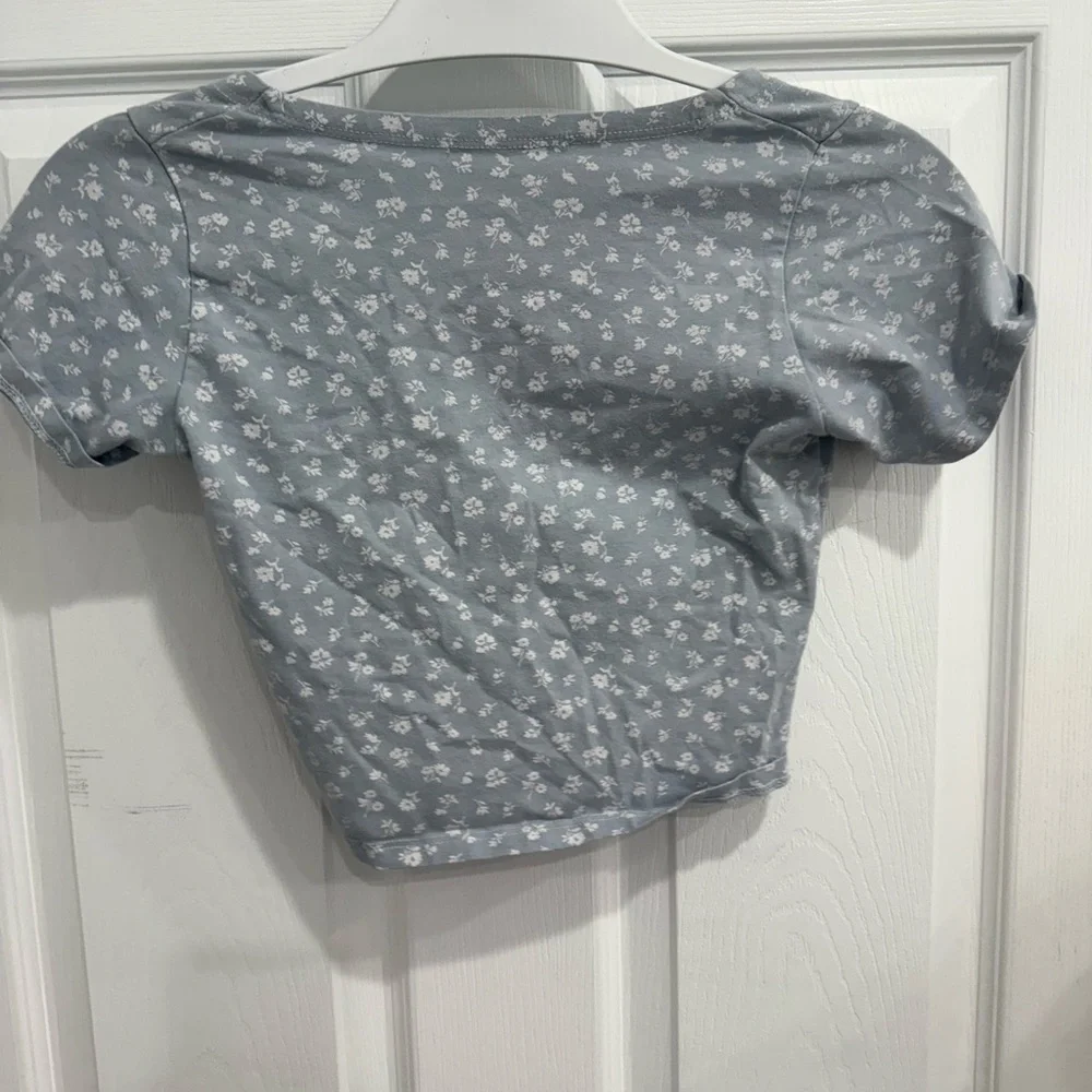 Brandy Melville Women's Blue Crop-top - Picture 2 of 2